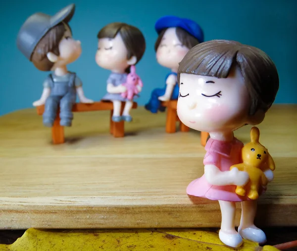 Toy Dolls Figurer Boy Girl Love Höst Höst Närbild Löv — Stockfoto