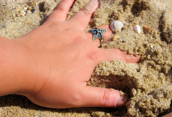 Mão Bronzeada Das Mulheres Com Ornamentos Afogados Areia Sol Mar — Fotografia de Stock