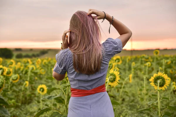 Meisje Staande Voor Een Veld Met Zonnebloemen Met Haar Rug — Stockfoto