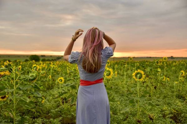 Meisje Staande Voor Een Veld Met Zonnebloemen Met Haar Rug — Stockfoto