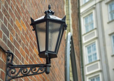 Evin sokak lambası tuğla duvarına Vintage metal siyah fener