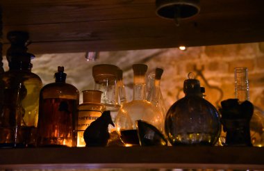 Antik Ortaçağ şişesi kadehler bankalar kahverengi tonlarında parlak nokta vintage ile