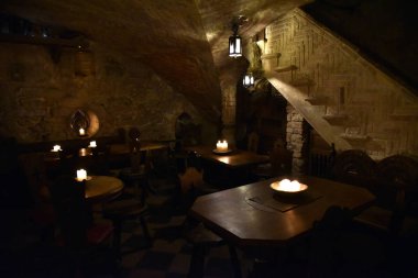 Vintage Ortaçağ kafe lokanta koyu kahverengi oturma ışık karanlık oda mum bar