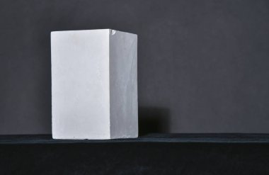 Küp beyaz tebeşir siyah arka plan mimarisi