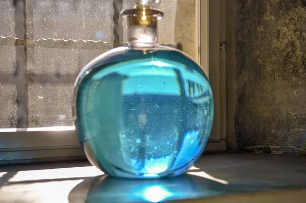 Okrągłe Butelki Kolby Niebieski Płyn Oknie Średniowieczny — Zdjęcie stockowe