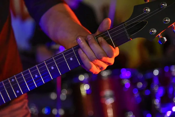 Pescoço Guitarrista Durante Jogo Performer Jazz Baixo Preto Acústico Mãos — Fotografia de Stock