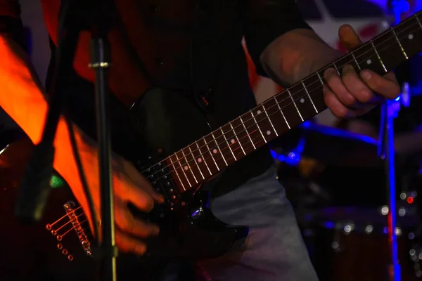 Hrdla Kytarista Kytara Ruku Během Hry Umělec Jazz Baskytara Černá — Stock fotografie