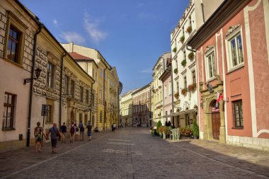 Europe akşam sokak evin çatı geçmiş çekim Krakow yüzünde mimarisi