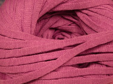 Pamuk skein iplik kalın geniş mor dikiş arka plan fiber doku kırmızı