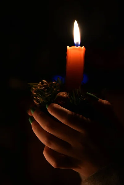 Ворожі Ритуальні Руки Дівчини Тримають Палаючу Свічку Темному Світлі — стокове фото