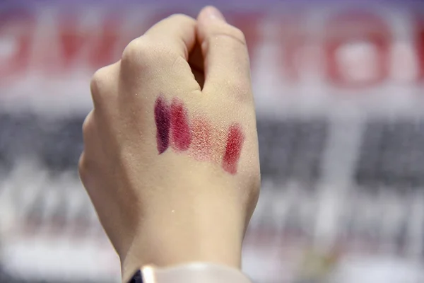Cosmetica Lipgloss Ogen Vrouwen Handen Verkoop — Stockfoto