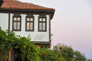 tek eski ev kırmızı günbatımı arka plan çatı kiremit