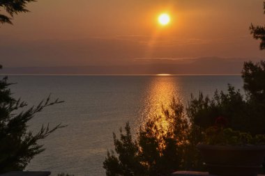 Deniz karanlık su üzerinde güneşin battığı