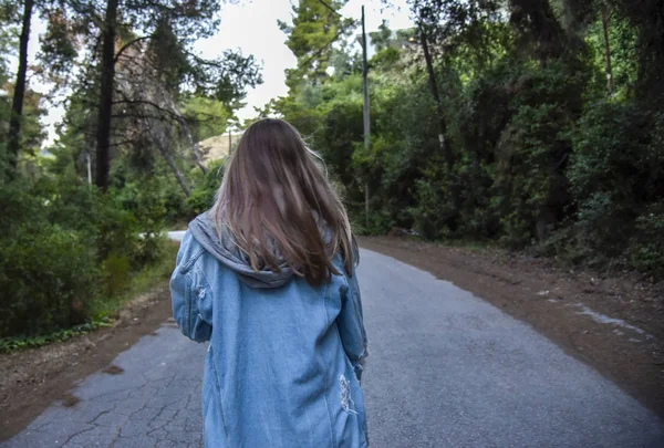 Toeristische Meisje Denim Kleding Lopen Weg Het Bos — Stockfoto