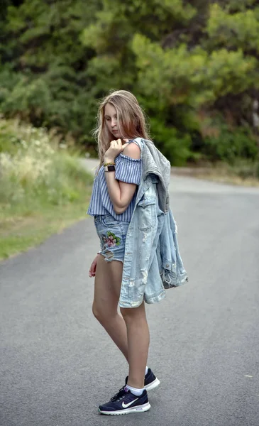 Toeristische Meisje Denim Kleding Staande Weg Het Bos Zoek Naar — Stockfoto