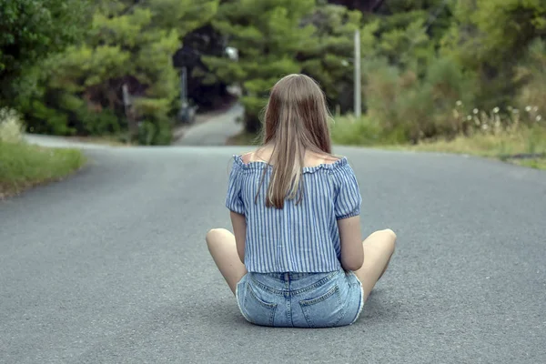 Toeristische Meisje Denim Kleding Zittend Weg Het Bos — Stockfoto