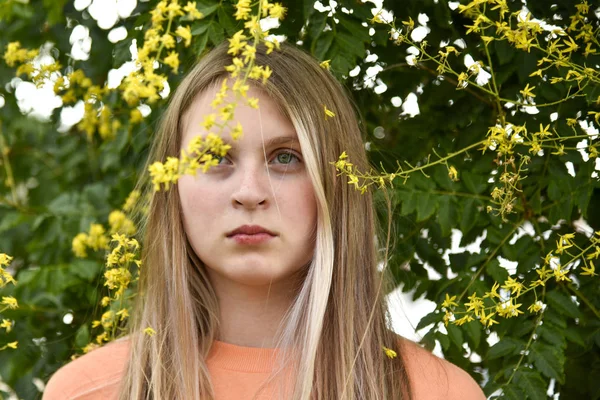 Портрет Девушки Цветущим Желтым Деревом — стоковое фото