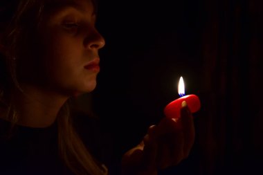 Karanlık bir mum fal bakan kız