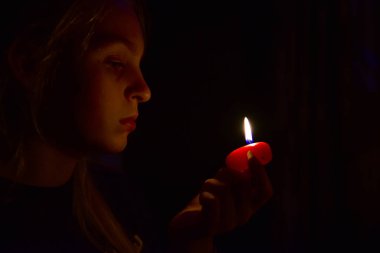 Karanlık bir mum fal bakan kız