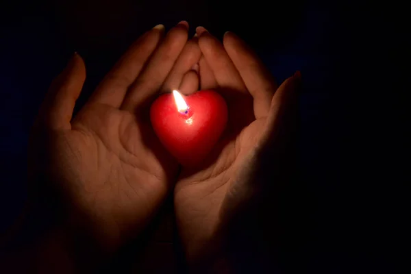 Mão Das Mulheres Segurando Uma Vela Vermelha Acesa Luz Escura — Fotografia de Stock