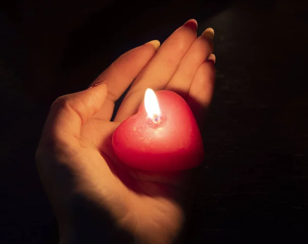 Mão Das Mulheres Segurando Uma Vela Vermelha Acesa Luz Escura — Fotografia de Stock