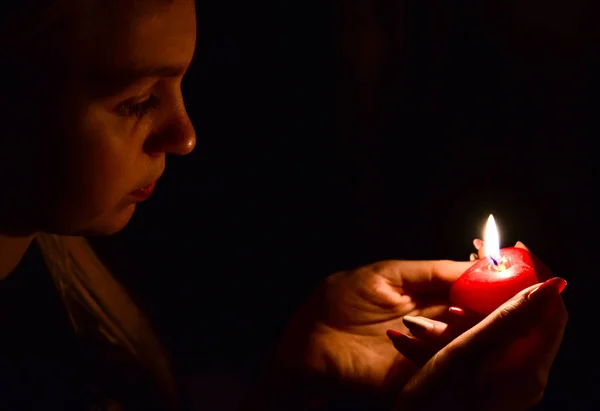 Chica Oscuridad Mirando Una Vela Encendida Forma Corazón Rojo Regalo —  Fotos de Stock