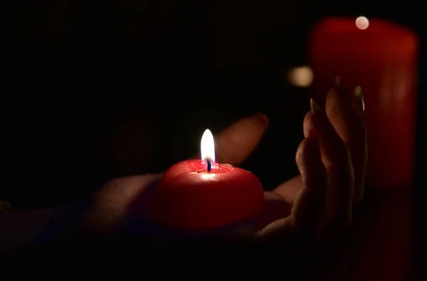 Rote Brennende Kerze Die Der Dunkelheit Auf Der Hand Einer — Stockfoto