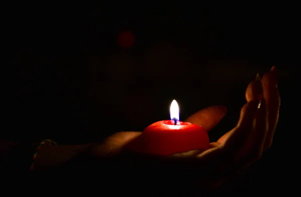 Bougie Rouge Allumée Couchée Sur Main Une Femme Dans Obscurité — Photo