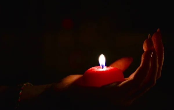 Kırmızı Yanan Mum Bir Kadın Eli Karanlıkta Yatarken Sevgililer Günü — Stok fotoğraf