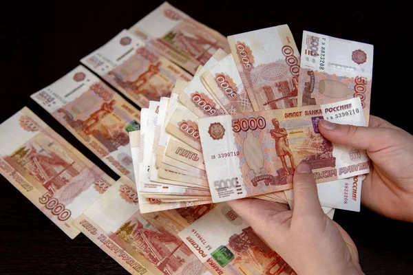Beş bin banknot siyah masanın üzerinde yatıyor ve paranın bir kısmı da kadınların elinde..