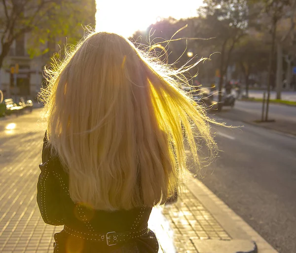 Foto da menina, tirada das costas. A menina tem cabelo loiro longo bonito . — Fotografia de Stock