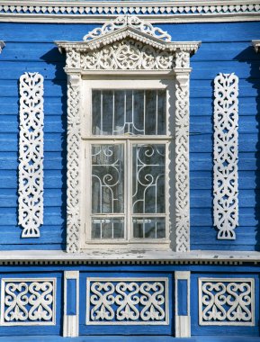 Windows ve güzel oyma ahşap çerçeveler ile evin mavi duvar.