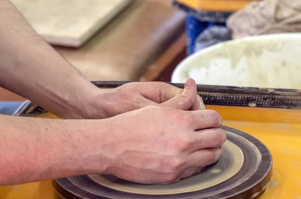 Master class sulla realizzazione di una pentola in ceramica con ruota di Potter. La ceramica ruota attorno al suo asse . — Foto Stock
