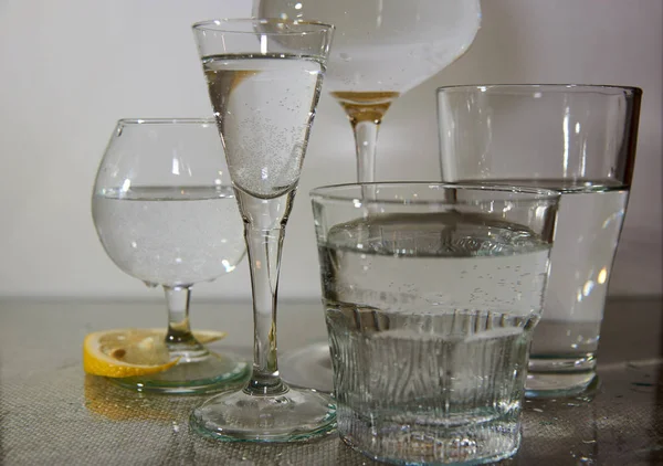 На столе лежат бокалы с чистой водой. . — стоковое фото
