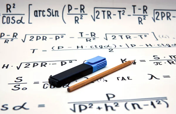 Matematiksel arka plan, el yazısı formüller puan. Beyaz siyah