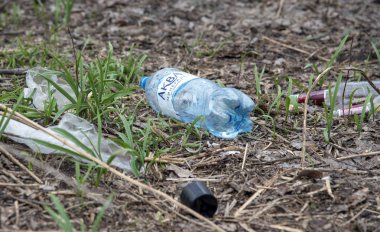 Nisan 2019, Moskova, Rusya. Çöp Park 'taki bir temizte yatıyor. Insanlar piknikten sonra çöp bırakmış.