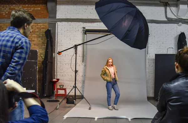 Április 2019, Photo Studio, Moszkva, Oroszország. backstage a hajtás — Stock Fotó