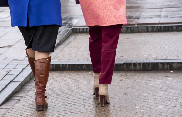 Asfalto húmedo, pasos y pies de mujer en el fondo de los pasos . — Foto de Stock