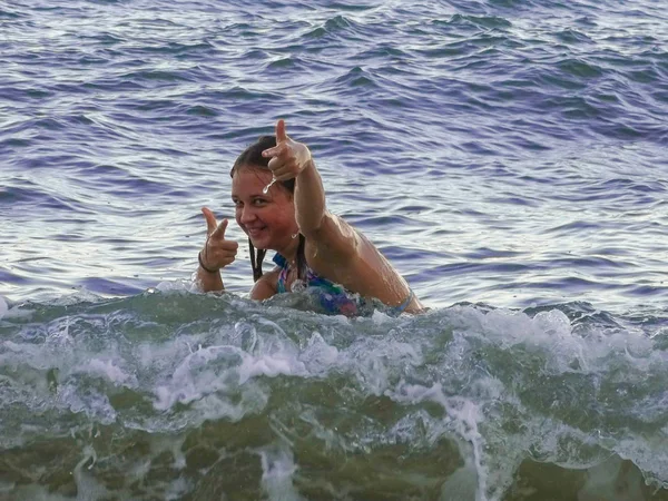 Sea tour.A young girl bathes in the waves. — Stock Photo, Image