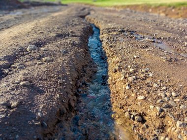 Çıplak, kayalık zeminde akan bir dere.