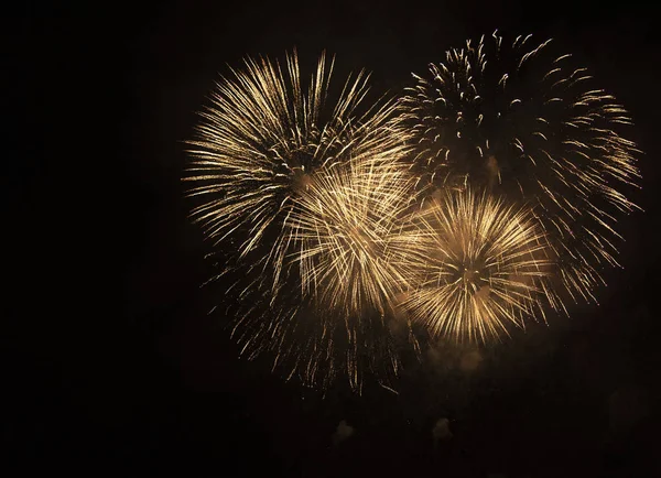 Uma saudação brilhante no céu negro. Fogos de artifício contra o céu escuro . — Fotografia de Stock