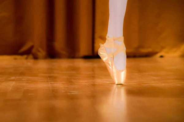 Bailarina pequeña.Los pies de los niños en zapatos de punta en el suelo de la sala de baile . — Foto de Stock