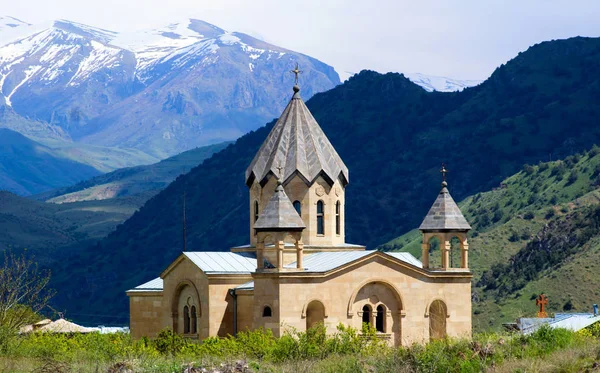 눈 덮인 산을 배경으로 한 아르메니아의 오래된 교회. — 스톡 사진