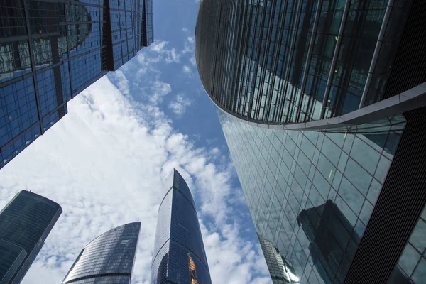 Fragmentos de rascacielos contra el cielo azul y nubes voladoras. Estilo arquitectónico - modernismo —  Fotos de Stock