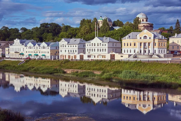 Rusia Torzhok Junio 2019 Elegantes Casas Encuentran Orilla Reflejan Agua — Foto de Stock