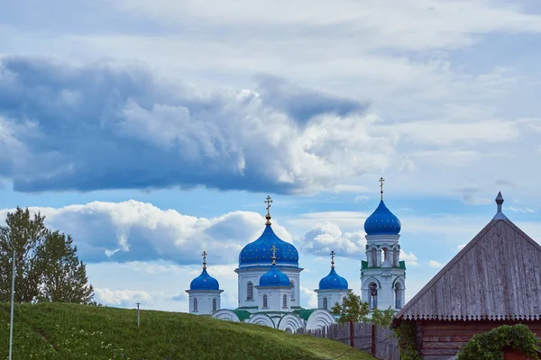 Belle Église Blanche Avec Des Dômes Bleus Contre Ciel Nuageux — Photo