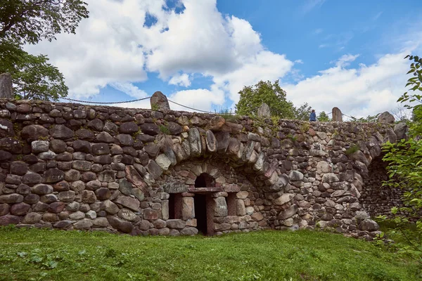 Mysterieuze Grotten Van Ruwe Steen Onder Een Blauwe Bewolkte Hemel — Stockfoto