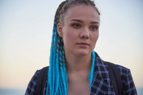 Retrato Uma Menina Com Dreadlocks Azuis Fundo Claro — Fotografia de Stock