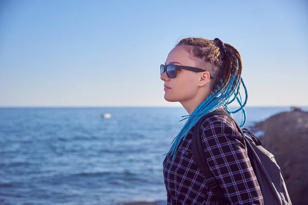 Chica Con Rastas Azules Gafas Oscuras Contra Mar Iluminada Por — Foto de Stock
