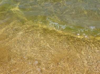  Üzerinde dalga olan kumlu bir plajın parçası..              